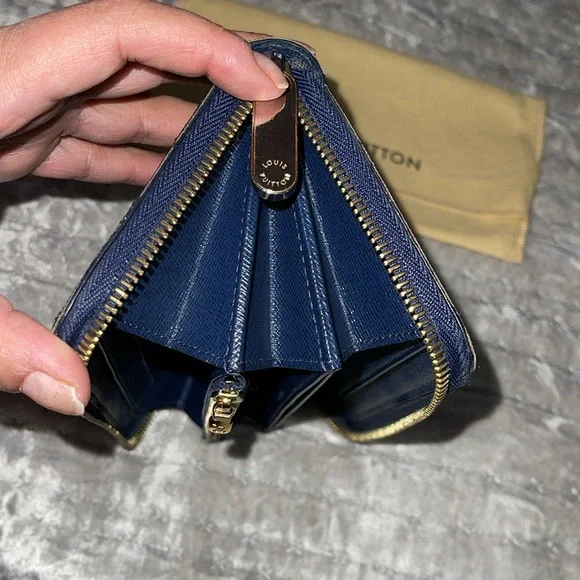 Louis Vuitton Damier Payette wallet excellent condition.. Size 7 1/2 x 4 inches - Picture 13 of 16